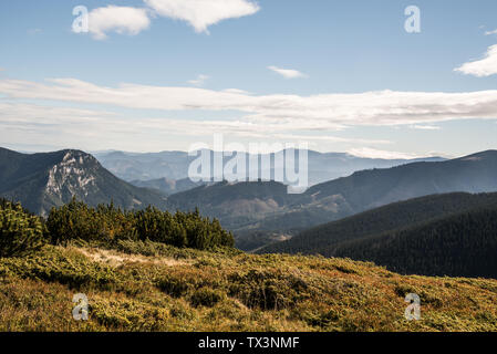 Blick von Prasive Hügel über Demanovska Dolina in Nizke Tatry Gebirge in der Slowakei im Herbst Tag mit blauem Himmel und Wolken Stockfoto
