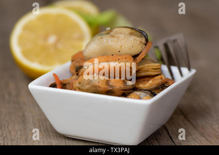 Eingelegte Muscheln mit Karotte, Zitronensaft und Öl. Stockfoto