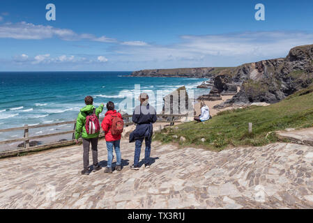 Wanderer auf der Aussichtsplattform den Blick über robuste, spektakuläre Bedruthan Steps auf der nördlichen Küste von Cornwall. Stockfoto