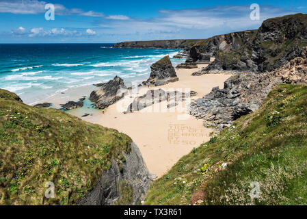 Eine Warnung in den Sand geschrieben am Strand an der robusten, spektakuläre Bedruthan Steps auf der nördlichen Küste von Cornwall. Stockfoto