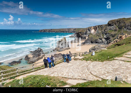 Touristen, die auf der Aussichtsplattform mit Blick auf die wilden, robust; spektakuläre Bedruthan Steps auf der nördlichen Küste von Cornwall. Stockfoto