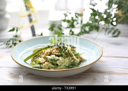 Das Gericht serviert im Restaurant Risotto mit Spargel. Proposition, die Schale. Stockfoto