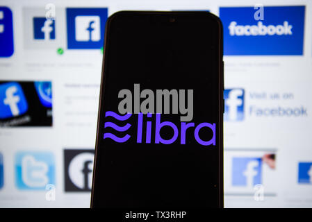 In diesem Foto Illustration facebook crypto Währung logo, Waage gesehen auf dem Smartphone angezeigt. Stockfoto