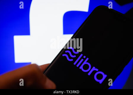 In diesem Foto Illustration facebook crypto Währung logo, Waage gesehen auf dem Smartphone angezeigt. Stockfoto