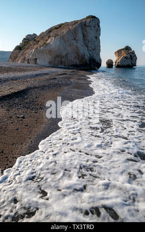 Felsen der Aphrodite (Petra Tou Romiou) der Geburtsort von Aphrodite, der griechischen Göttin der Liebe und Schönheit, Paphos Region, Republik Zypern. Stockfoto