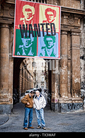 Andy Warhol Stil Banner mit das Gesicht des gesuchten Mob boss Matteo Messina Denaro hängen vom Fenster Bellini Theater Stockfoto