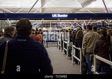 Menschen, die Warteschlangen an Einwanderung UK Grenze, Flughafen Stansted, London, England, Europa. Stockfoto