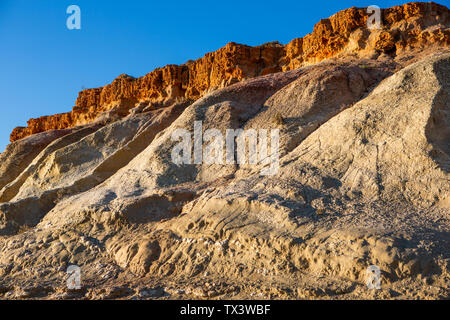 Nahaufnahme der Port Noarlunga rot und creme Felswände nördlich von der Anlegestelle in Südaustralien am 23. Juni 2019 Stockfoto