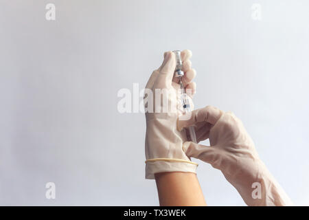 Ein Arzt mit der Spritze. Medizinische, Immunisierung und Impfung Konzept. Die Spritze in der Hand Stockfoto