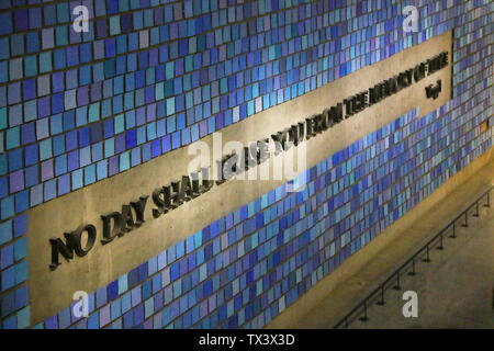 Versuchen, die Farbe des Himmels auf, September Morgen zu erinnern, National 9 11 Memorial and Museum, New York City, New York, USA Stockfoto