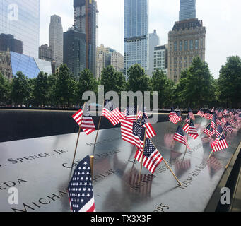 4. Juli denkmal Fahnen auf der Nationalen 9 11 Memorial and Museum, New York City, New York, USA Stockfoto