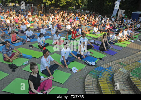 Kiew, Ukraine. 22. Juni, 2019. Teilnehmer während einer Yogastunde anlässlich des Internationalen Tag des Yoga in Kiew. Credit: Alexey Ivanov/SOPA Images/ZUMA Draht/Alamy leben Nachrichten Stockfoto