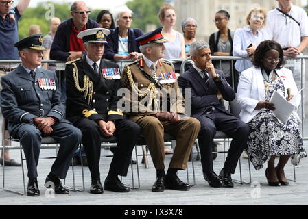 Bürgermeister von London Sadiq Khan (Zweiter von rechts), die während einer Flagge - Anhebung Zeremonie an der City Hall, London, Unterstützung für die Männer und Frauen, die die Streitkräfte Gemeinschaft vor bewaffneten Kräfte Tag zu zeigen. Stockfoto