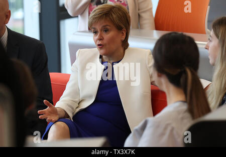 Erster Minister Nicola Sturgeon während einer Tour vor offiziell der Universität im Westen Schottlands Lanarkshire Campus Öffnung an der Hamilton International Technology Park, South Lanarkshire. Stockfoto