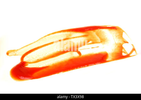 Frische rote ketchup Flecken Pile-up auf einem weißen Hintergrund. Stockfoto