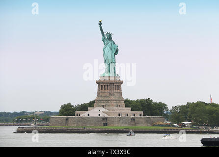 Die elegante Lady Liberty – die Freiheitsstatue, Liberty Island, Hudson River, New York City, New York, USA Stockfoto