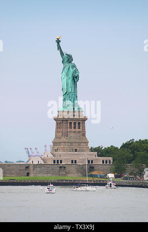 Die elegante Lady Liberty – die Freiheitsstatue, Liberty Island, Hudson River, New York City, New York, USA Stockfoto