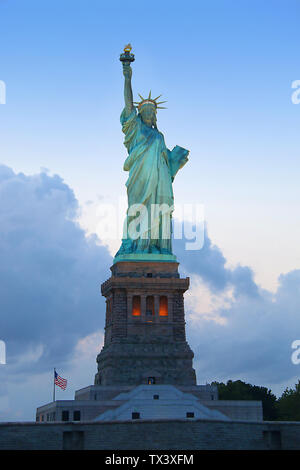 Die elegante Lady Liberty – die Freiheitsstatue, Liberty Island, Hudson River, New York City, New York, USA Stockfoto