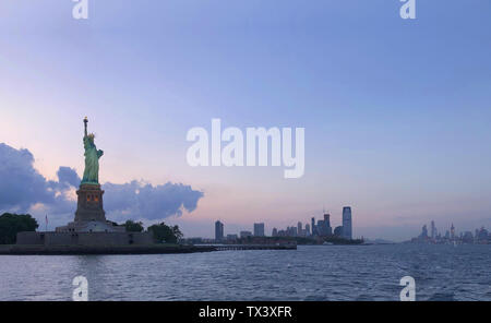 Die elegante Lady Liberty – die Freiheitsstatue, Liberty Island, Hudson River, New York City, New York, USA Stockfoto