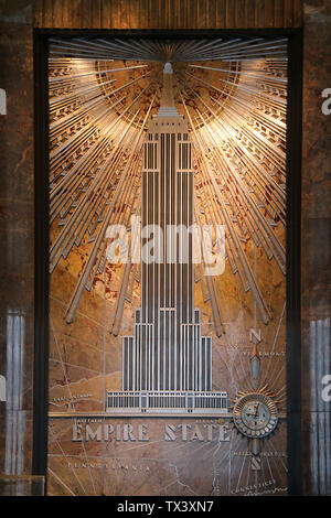 Aluminium Relief des Empire State Building im ursprünglichen Format in der Lobby des Empire State Building, New York City, New York, USA Stockfoto