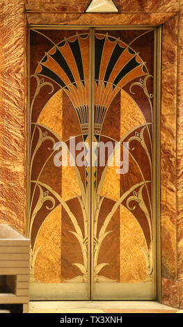 Schöne maquetry der Aufzüge in der Lobby des Chrysler Building, New York City, New York, USA Stockfoto