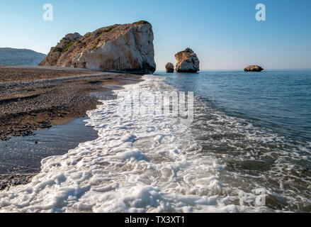 Felsen der Aphrodite (Petra Tou Romiou) der Geburtsort von Aphrodite, der griechischen Göttin der Liebe und Schönheit, Paphos Region, Republik Zypern. Stockfoto