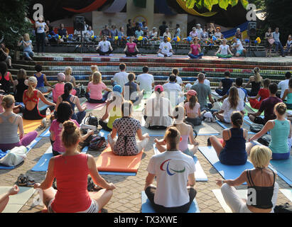 Kiew, Ukraine. 22. Juni, 2019. Teilnehmer während einer Yogastunde anlässlich des Internationalen Tag des Yoga in Kiew. Credit: Alexey Ivanov/SOPA Images/ZUMA Draht/Alamy leben Nachrichten Stockfoto