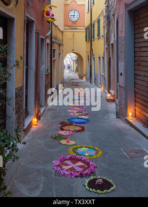 Lokalen Dorf religiöse Fest, Infiorata, Fronleichnam, 23. Juni 2019. Die Straßen sind mit Blumen vor eine religiöse Prozession eingerichtet. La Stockfoto