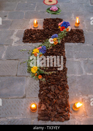 Kreuz in den lokalen Dorf religiöse Fest, Infiorata, Fronleichnam, 23. Juni 2019. Die Straßen sind mit Blumen vor einem religiösen Was-parameter eingerichtet Stockfoto