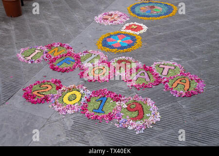 Lokalen Dorf religiöse Fest, Infiorata, Fronleichnam, 23. Juni 2019. Die Straßen sind mit Blumen vor eine religiöse Prozession eingerichtet. La Stockfoto