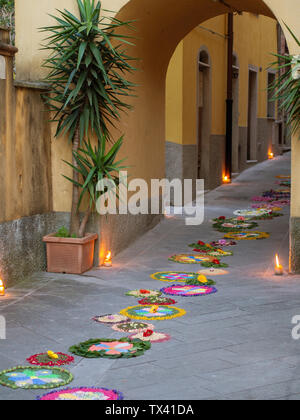 Lokalen Dorf religiöse Fest, Infiorata, Fronleichnam, 23. Juni 2019. Die Straßen sind mit Blumen vor eine religiöse Prozession eingerichtet. La Stockfoto