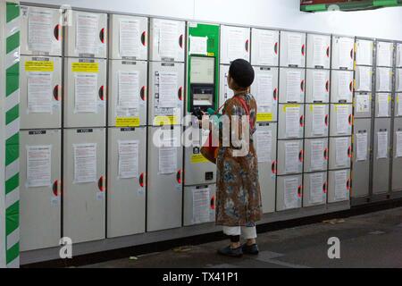 Juni 24, 2019, Tokio, Japan - Zeichen, die in Japanisch, Englisch, Koreanisch und Chinesisch verkünden die Aussetzung der Münze Schließfach im Bahnhof Shibuya vom 26. Juni bis 29. Die Zeichen verkünden, daß Münze Schließfach Dienstleistungen in Tokio Bahn- und U-Bahn Stationen im Vorfeld des G20-Gipfels Osaka wird vom 28. Juni ausgesetzt und 29. (Foto von Rodrigo Reyes Marin/LBA) Stockfoto