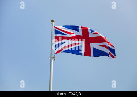 Die Britische Flagge (oft fälschlicherweise den Union Jack genannt) Fliegen gegen einen klaren blauen Sommerhimmel Stockfoto