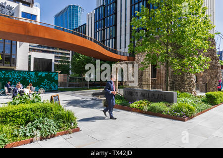 Einen erhöhten Laufsteg in London Wand verläuft über die römischen Ruinen von St. Alphage Kirche in der City von London, England, UK. Stockfoto