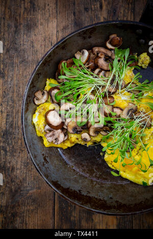 Omelette mit Champignon und frische Kresse in Pan Stockfoto