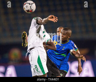 Kairo, Ägypten - 23. Juni: cheikhou Kouyaté von Senegal und bwana Samatta von Tansania challange Kugel während des 2019 Afrika Cup Gruppe C Match zwischen Senegal und Tansania am 30. Juni Stadion am 23. Juni 2019 in Kairo, Ägypten. (Foto von Sebastian Frej/MB Medien) Stockfoto