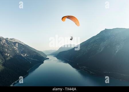 Österreich, Tirol, Gleitschirm über den Achensee in den frühen Morgenstunden Stockfoto