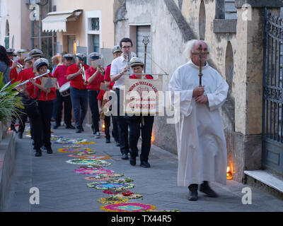 LA SERRA, Ligurien, Italien, 23. JUNI 2019: Dorf religiöse Fest für Corpus Christi. Die Straßen sind mit Blumen vor der Prozession, gezeigt h eingerichtet Stockfoto