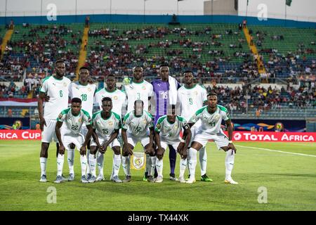 Kairo, Ägypten - 23. Juni: Senegal nach oben von links: Salif Sané, Ismaila Sarr Mbaye Diagne, Papa Ndiaye, Kalidou Koulibaly, Eduard Mendy, Mbaye Niang, unten von links Moussa Wague, Krepin Diatta, Youssouf Sabaly, Idrissa Gana Gueye, Keita Klingenwechsel, Papa Ndiaye während der 2019 Afrika Cup Gruppe C Match zwischen Senegal und Tansania am 30. Juni Stadion am 23. Juni 2019 in Kairo, Ägypten. (Sebastian Frej/MB Medien) Stockfoto