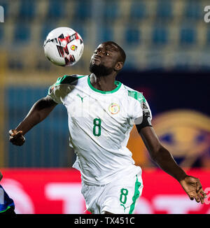 Kairo, Ägypten - 23. Juni: cheikhou Kouyaté von Senegal während der 2019 Afrika Cup Gruppe C Match zwischen Senegal und Tansania am 30. Juni Stadion am 23. Juni 2019 in Kairo, Ägypten. (Foto von Sebastian Frej/MB Medien) Stockfoto