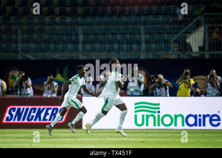 Kairo, Ägypten - 23. Juni: Keita Klingenwechsel von Senegal Feiern nach dem Scoring Ziel während der 2019 Afrika Cup Gruppe C Match zwischen Senegal und Tansania am 30. Juni Stadion am 23. Juni 2019 in Kairo, Ägypten. (Foto von Sebastian Frej/MB Medien) Stockfoto