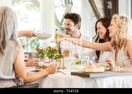 Hapüpy Familie zusammen feiern, anstoßen Stockfoto