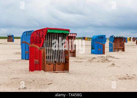 Deutschland, Nessmersiel, hooded Liegen am Sandstrand Stockfoto