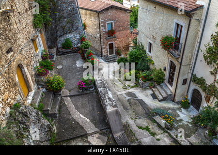 Abfahrt Gasse eines Bergdorfes Stockfoto