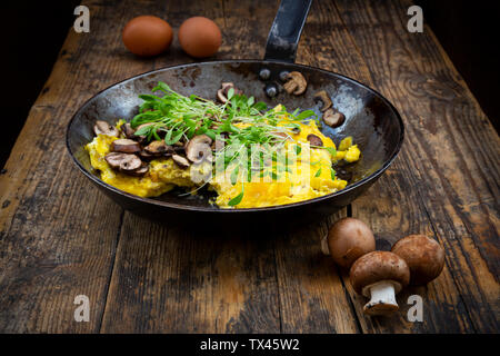 Omelette mit Champignon und frische Kresse in Pan Stockfoto