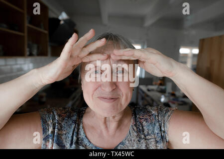 Porträt einer glücklich senior Frau zu Hause Stockfoto