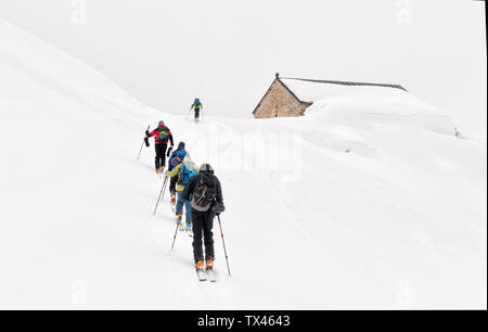 Georgien, Kaukasus, Gudauri, Leute auf einer Skitour zu Lomisi Kloster Stockfoto