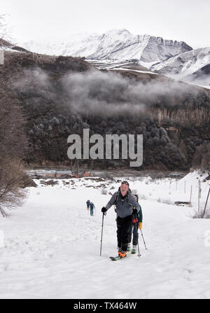 Georgien, Kaukasus, Gudauri, Leute auf einer Skitour Stockfoto