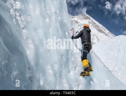 Nepal, Solo Khumbu, Everest, Bergsteiger, klettern auf eisfall Stockfoto