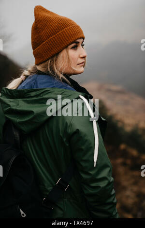 Großbritannien, Schottland, Highlands, Porträt der jungen Frau in ländlichen Landschaft Stockfoto